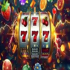 Antarmuka permainan Diamond Empire di aplikasi mobile elite slot dengan dealer profesional dan lingkungan istana permata